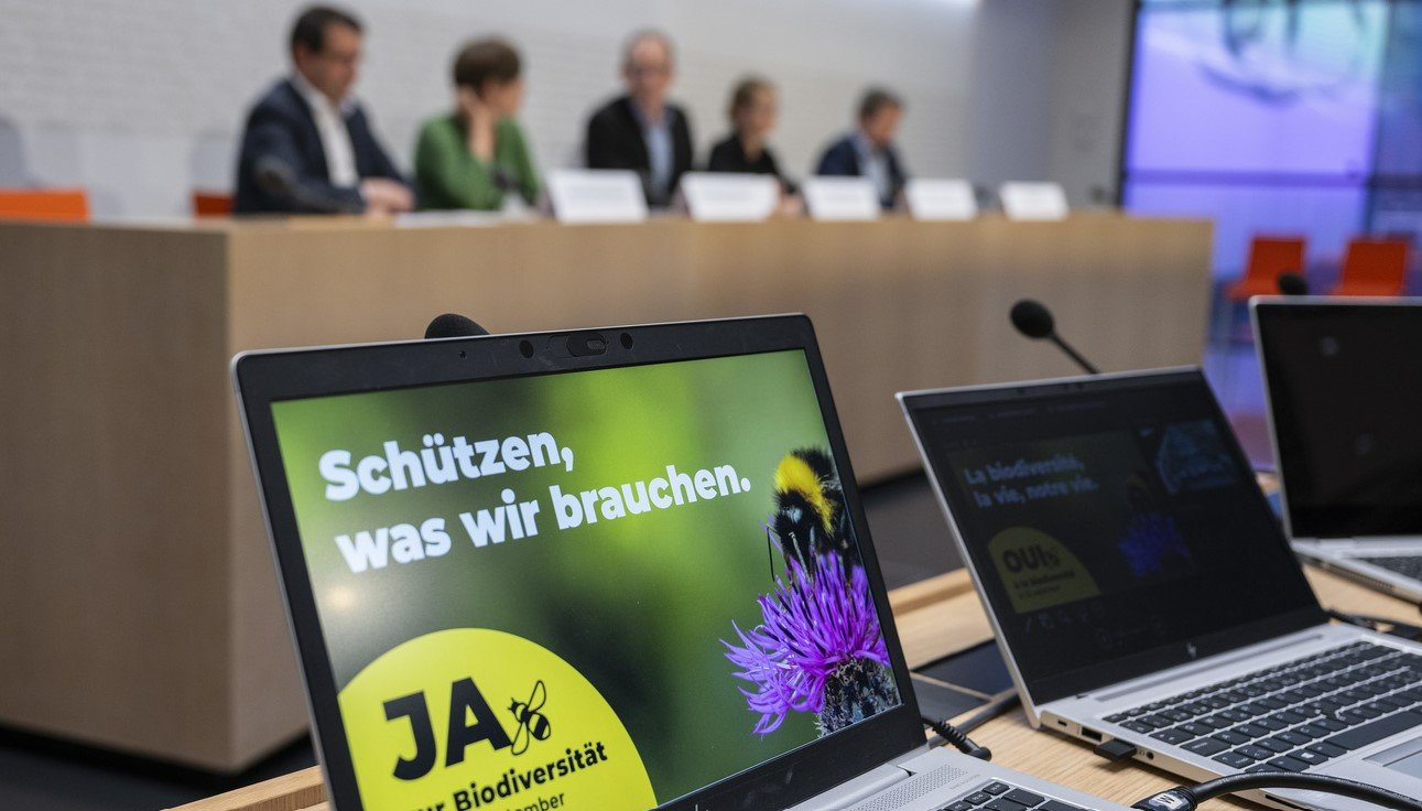 Windige Zahlenakrobatik: Medienkonferenz der Befürworter der Biodiversitäts-Initiative im Juni 2024. Bild: Keystone