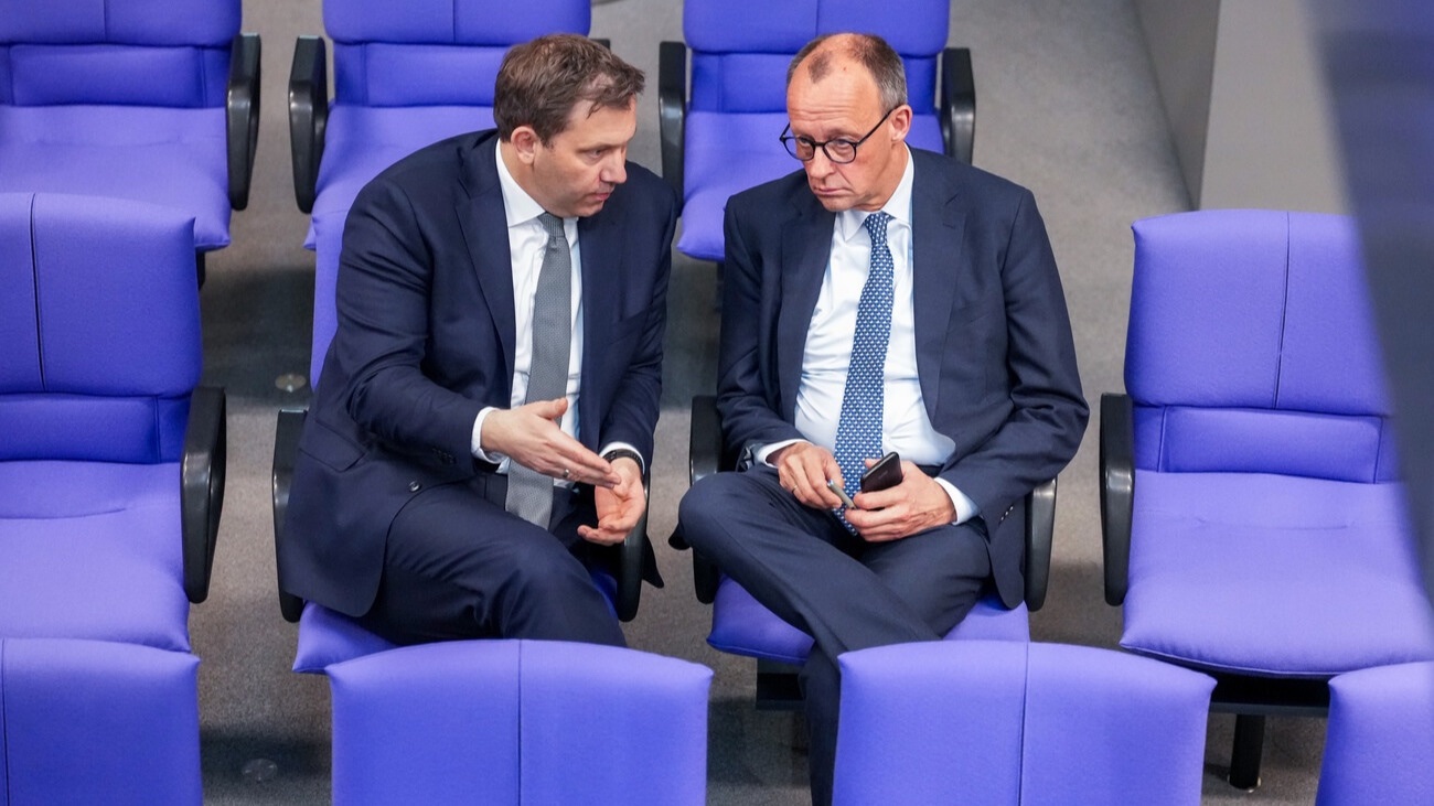 Lars Klingbeil, SPD Fraktionschef, spricht mit Friedrich Merz im Bundestag. Bild: Keystone