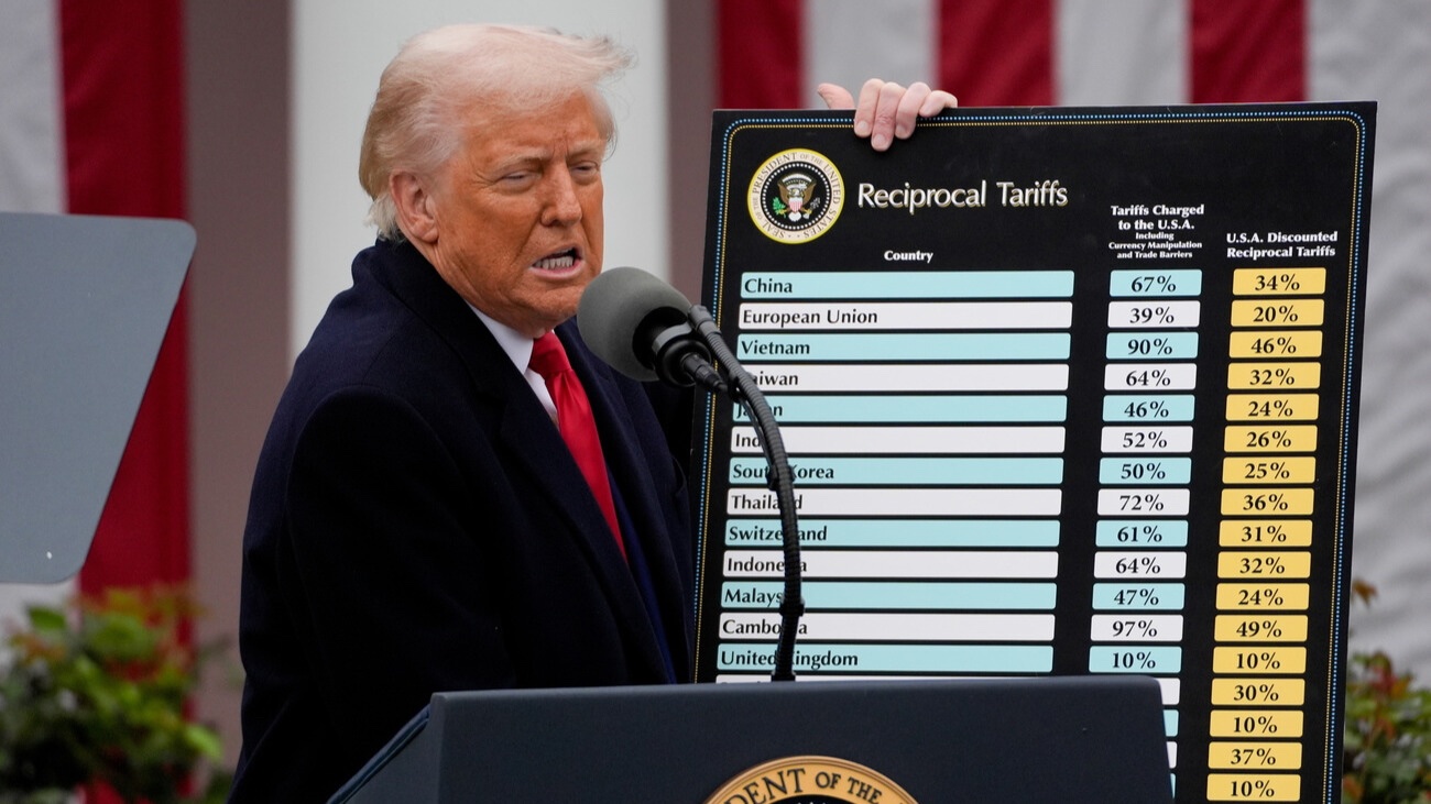 Donald Trump beim Vorstellen seiner Fantasie-Zölle. Mittwoch, 2. April 2025. Bild: Keystone