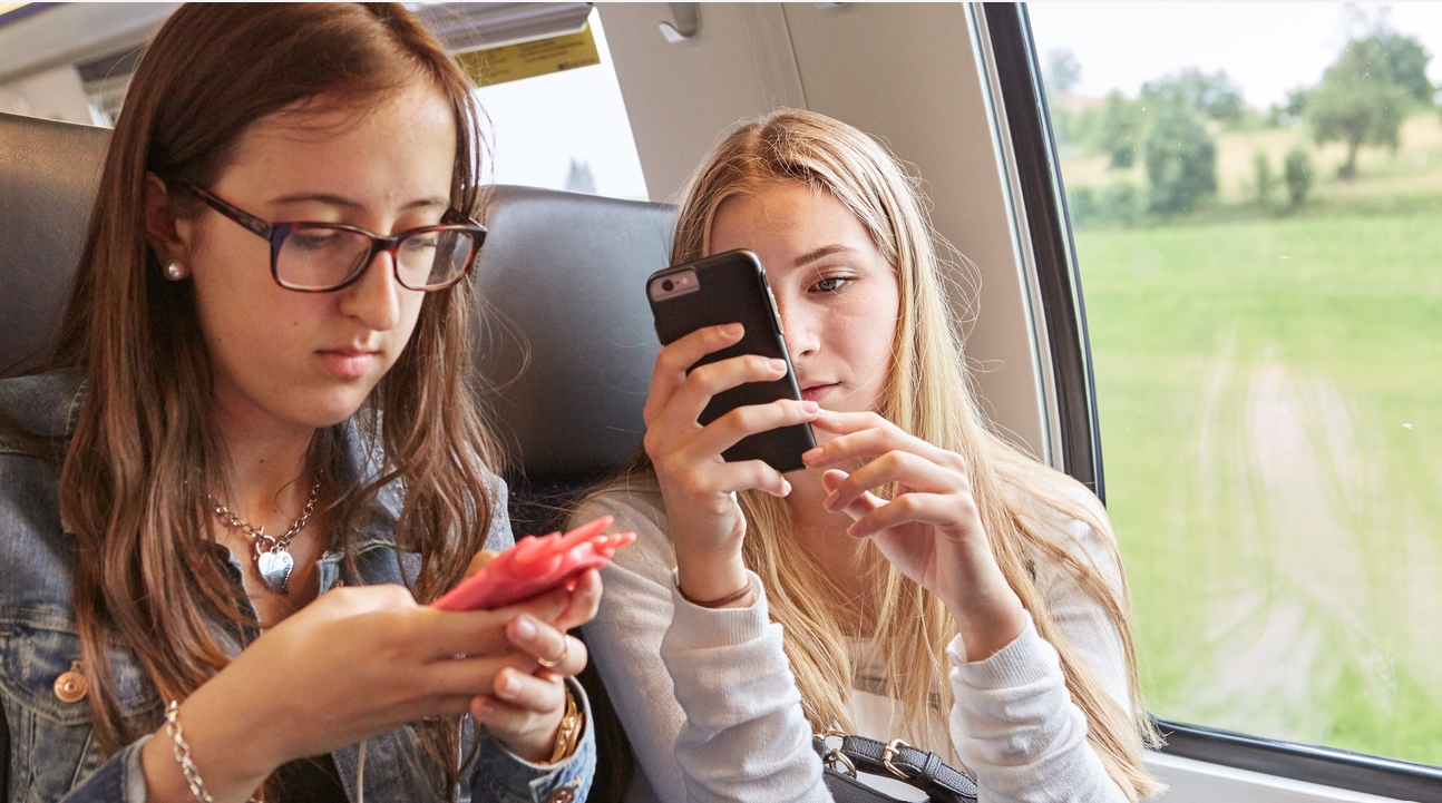 Auch Jugendliche haben das Recht, auf Social Media Informationen zu suchen und sich eine Meinung zu bilden. Bild: Keystone