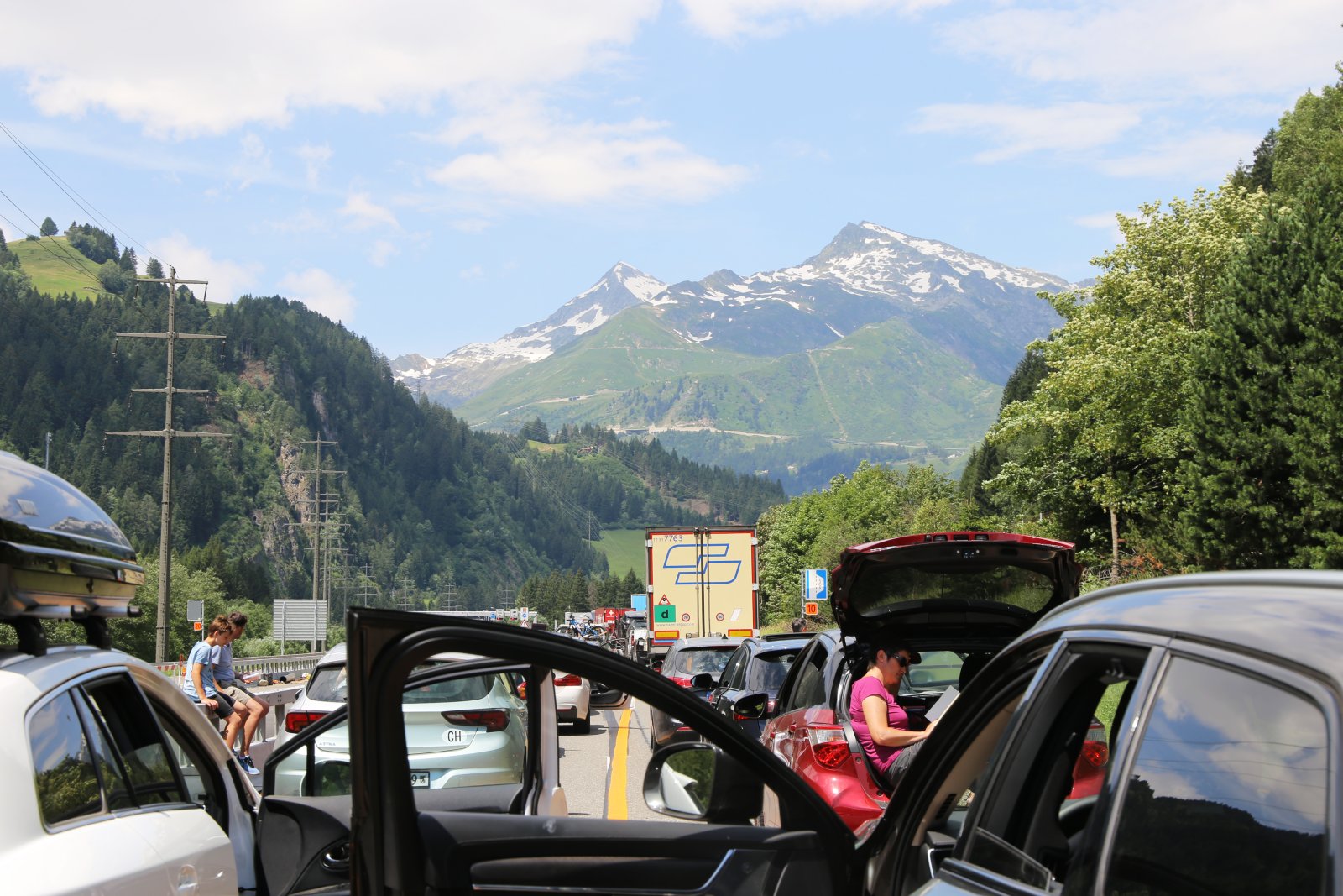 Gerade in den Sommermonaten ist das ein Leid, das viele auf sich nehmen – Stau am Gotthard. (Bild: Shutterstock)