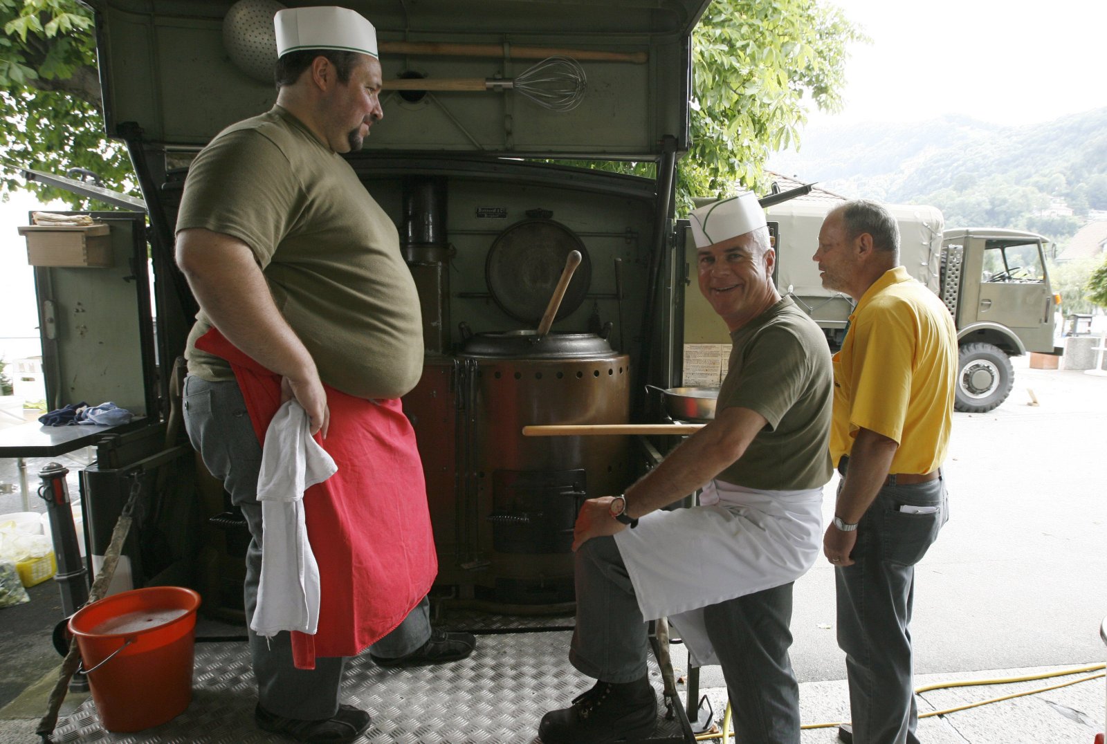 Kochen gut und fünfmal günstiger als die Caterer: Truppenköche der Schweizer Armee. Bild: Keystone