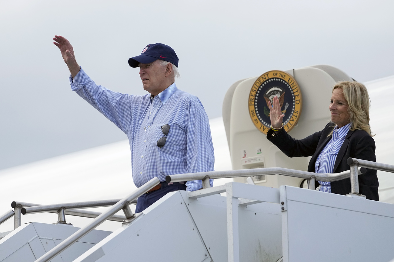 Joe Biden beim Besteigen seines Flugzeugs. Oft ist es Glückssache.