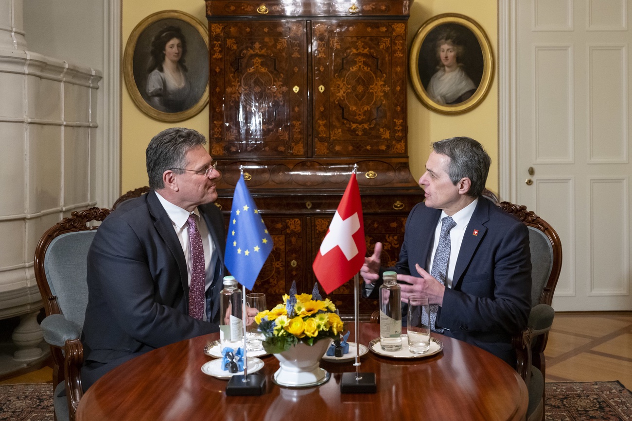 Ignazio Cassis, Maroš Šefčovič: Warten auf den Durchbruch. Bild: Keystone