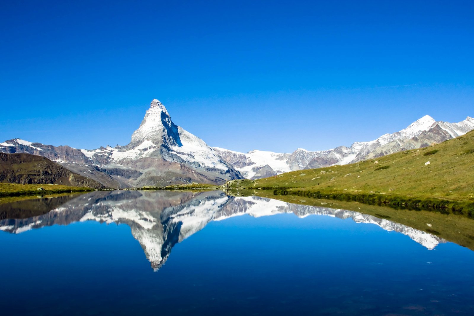Der schönste Berg der Welt in einem der wohl glücklichsten Länder des Universums. Matterhorn am Mittag.