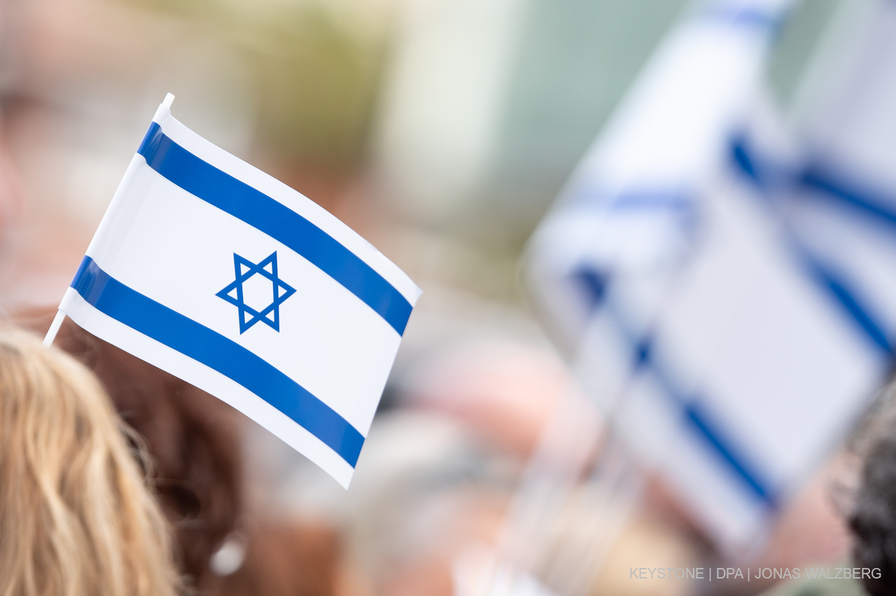 Momentaufnahme der Demonstration «Kein Fussbreit dem islamistischen Antisemitismus» in Hamburg. (Foto: Keystone)