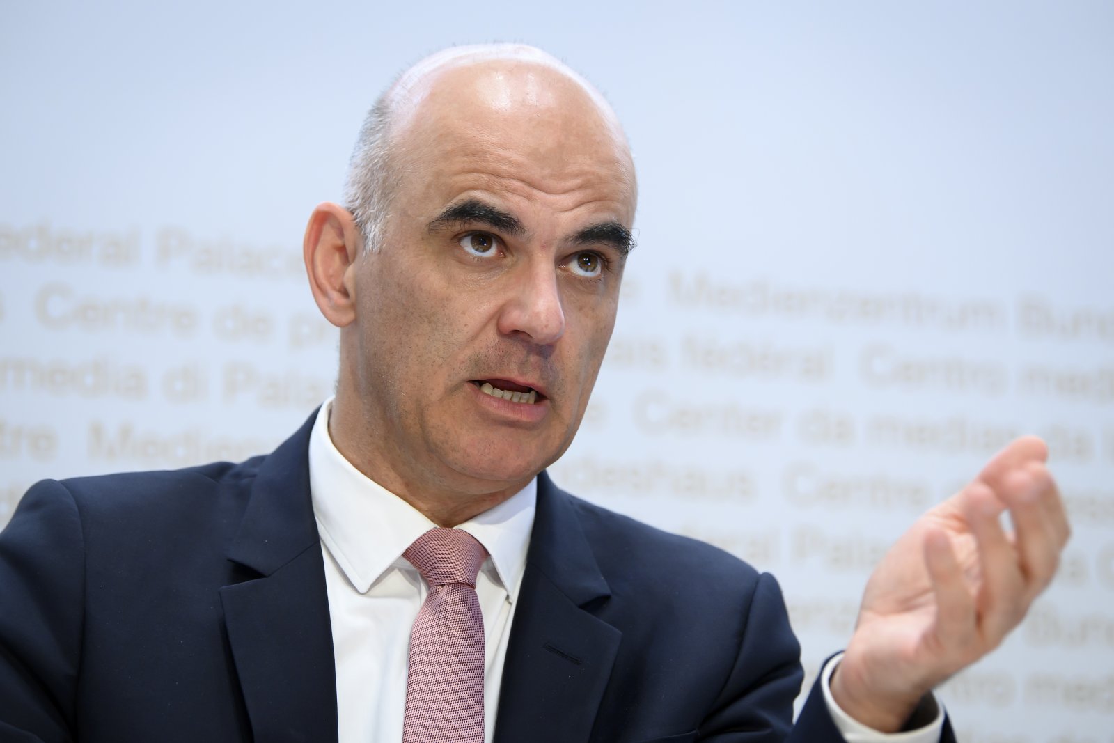 Wo bleibt die Aufsicht? Bundesrat Alain Berset könnte bei der Grundversicherung viel Geld sparen.