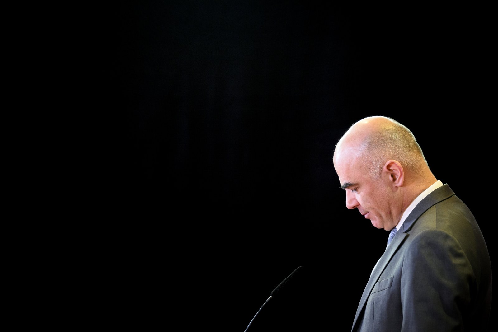 Bundesrat Alain Berset in Bedrängnis, vor allem wegen einer Verletzung der Kollegialität. (Bild: Keystone)