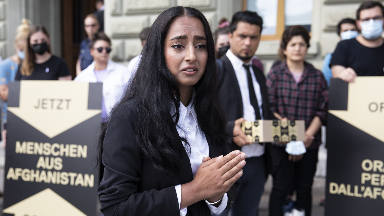 Afghanische Flüchtlinge reichen eine Petition ein auf dem Bundesplatz. Bild: Keystone