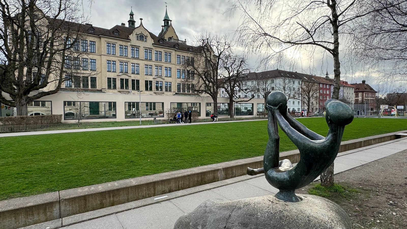 Kriminellster Ort der Schweiz: die Dreirosenanlage und ihre beiden Schulhäuser Dreirosen und Theobald Baerwart (rechts im Bild). (Foto: Daniel Wahl)