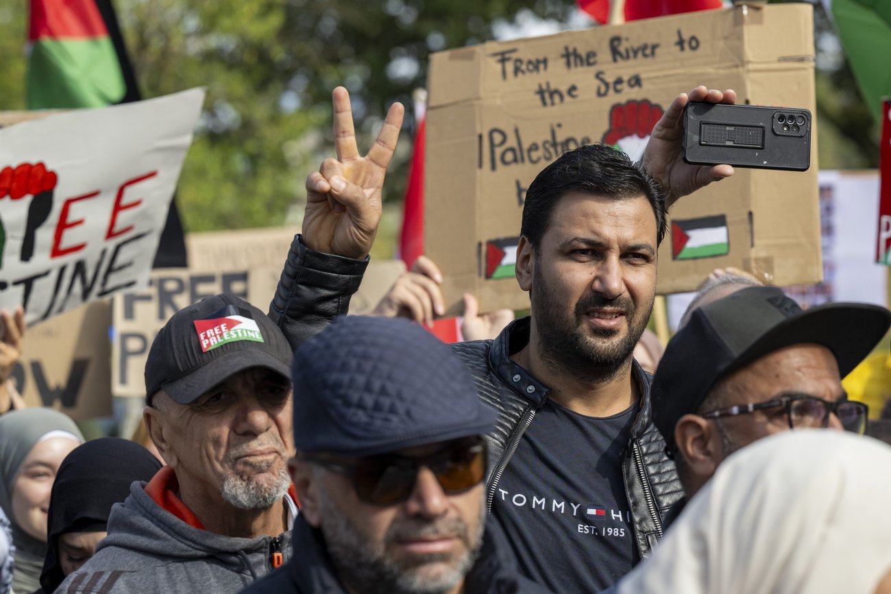 Hinter den Demonstrationen wie auch den persönlichen Anfeindungen stehen linksextreme Kreise sowie meist islamistische Aktivisten, die offen Terrorgruppen wie die Hamas unterstützen. Bild: Keystone