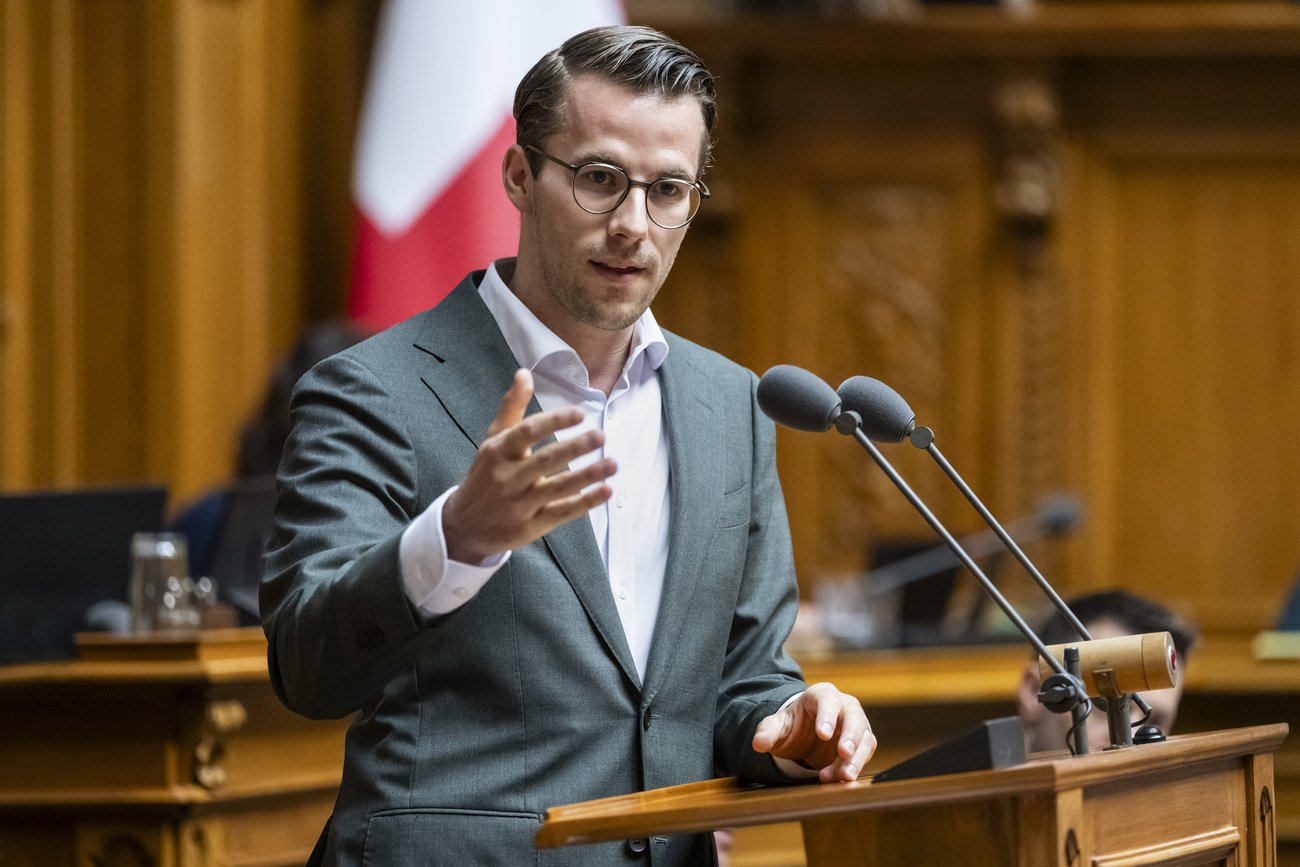 «Die Kanten sind poliert, der Kern ist hart geblieben: Rentenalter 66, Regulierungsbremse, Eigentumsgarantie, Wirtschaftsfreiheit», so wurde Andri Silberschmidt geehrt. Bild: Keystone