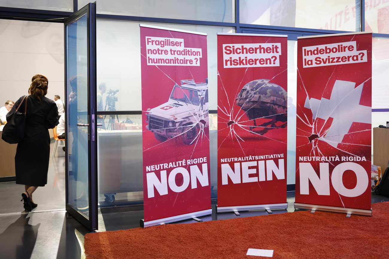 Abstimmungsplakat gegen die Neutralitätsinitiative