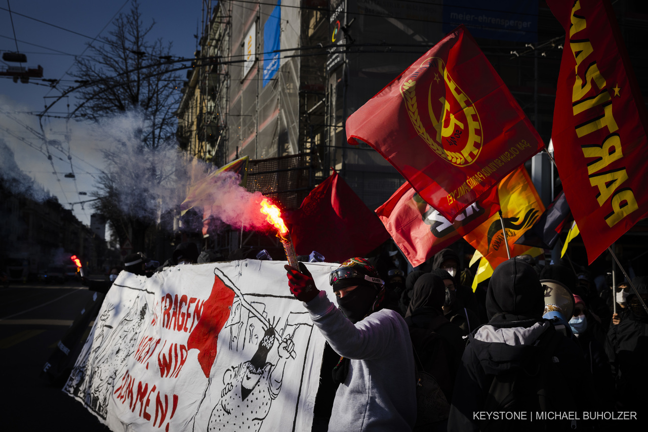Linksautonome Demonstranten an der unbewilligten Demo zum «Tag der Frau» in Zürich. März 5, 2022. (KEYSTONE/Michael Buholzer)