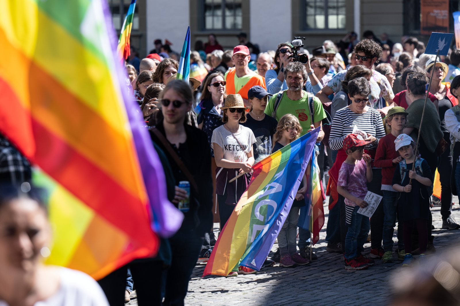 Pazifisten: Am diesjährigen Ostermarsch wurden Fahnen für den Frieden geschwenkt. (Bild: Keystone)