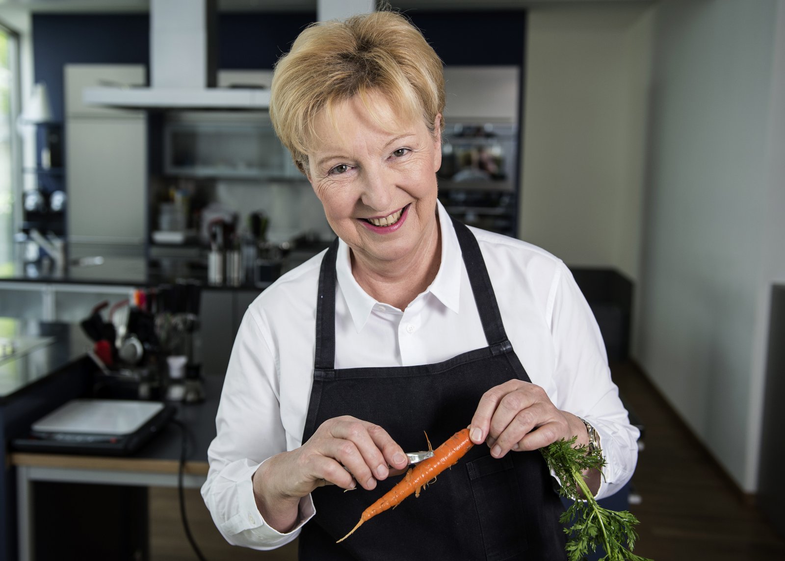 Frauen an den Herd – Männer auch. Annemarie Wildeisen, die Köchin der Nation macht's vor. (Bild: Keystone)