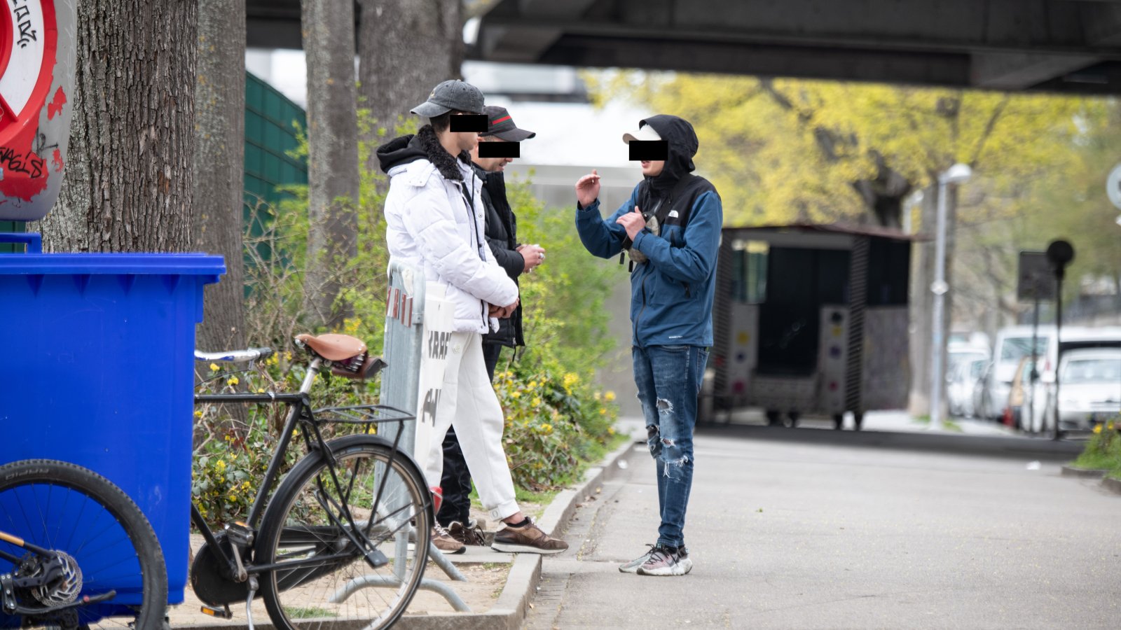 Mohammed (Mitte) rekrutiert unbegleitete, minderjährige Aslybewerber für den Drogenhandel. (Bild: D. Wahl)