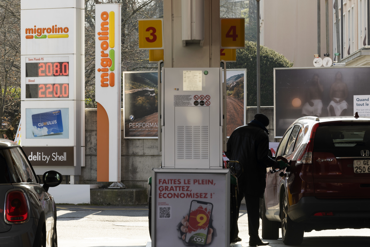 Eine Tankstelle in Genf. Geht es nach dem Bundesrat, dürfen sicher noch bis 2035 Neuwagen mit Verbrennungsmotor zugelassen werden. Auch wie es danach weitergeht, ist noch offen. (Bild: Keystone/Urs Flüeler)