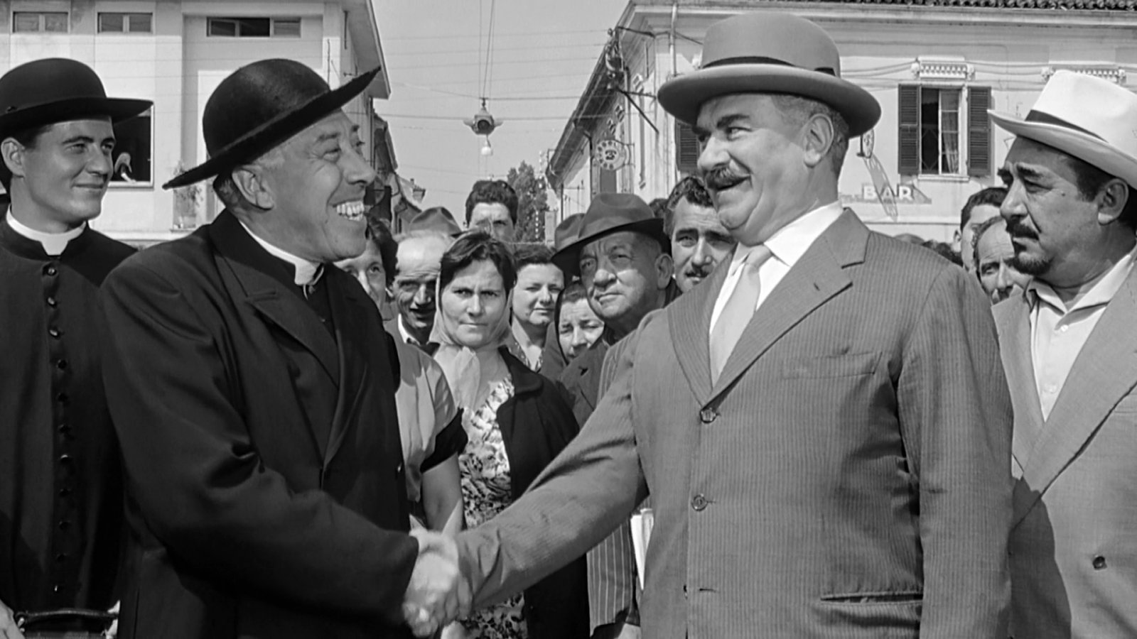 Don Camillo und Peppone. Die beiden Kultfiguren gehören mehr und mehr der Vergangenheit an.