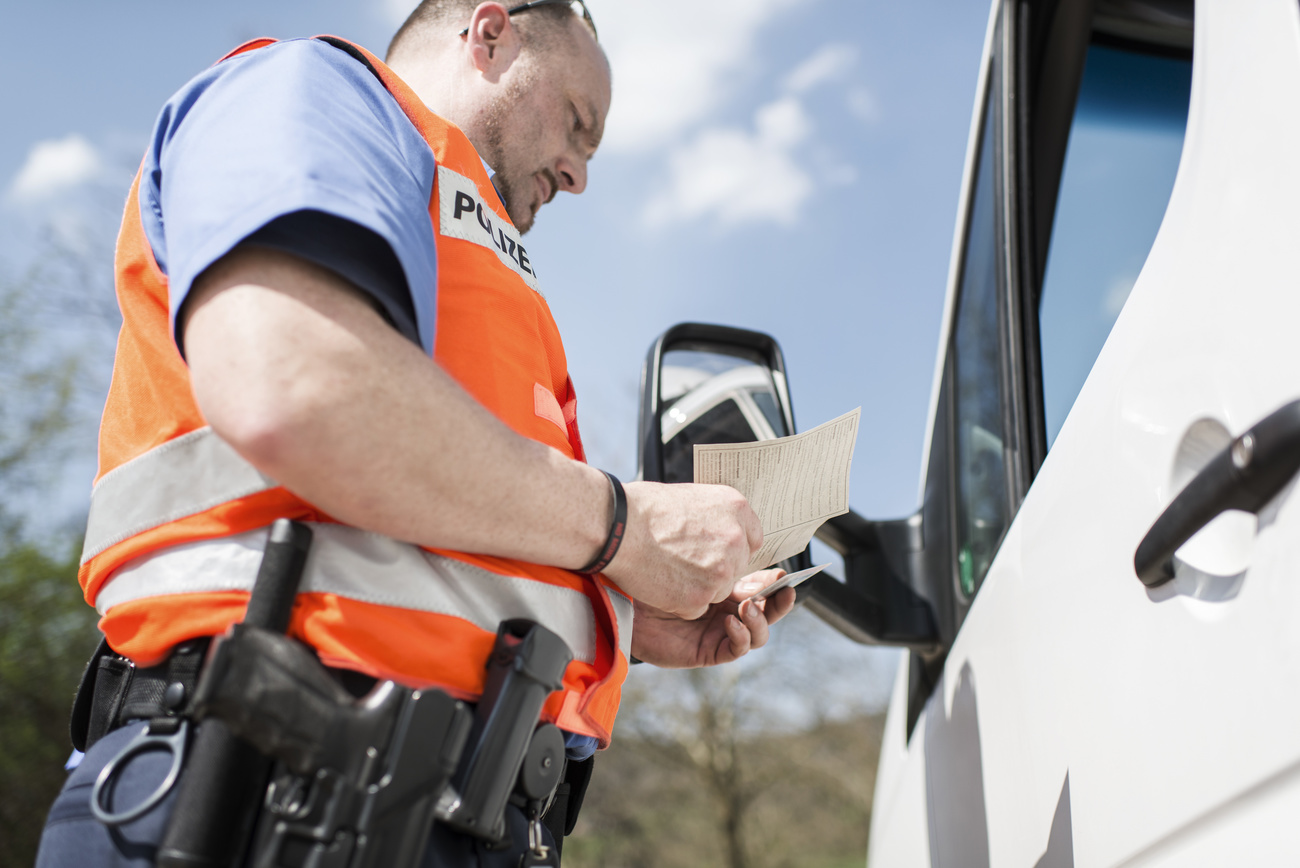 Autofahrer können nach einem Verstoss gegen die Verkehrsregeln mehrfach belangt werden. Wer nicht einverstanden ist mit den Vorwürfen, muss im richtigen Moment die Aussetzung beantragen. (Bild: Keystone)