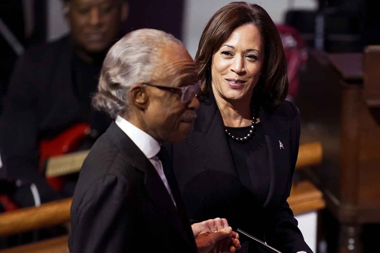 Kamala Harris im Gespräch mit Al Sharpton. Bild: Keystone