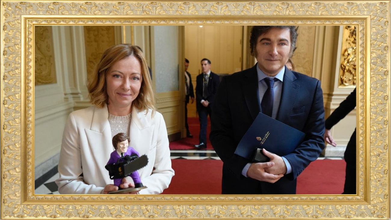 Die Kettensäge soll auch in Italien erfolgreich werden: Javier Milei schenkt Giorgia Meloni einen Mini-Milei. Bild: X / Eigene Montage