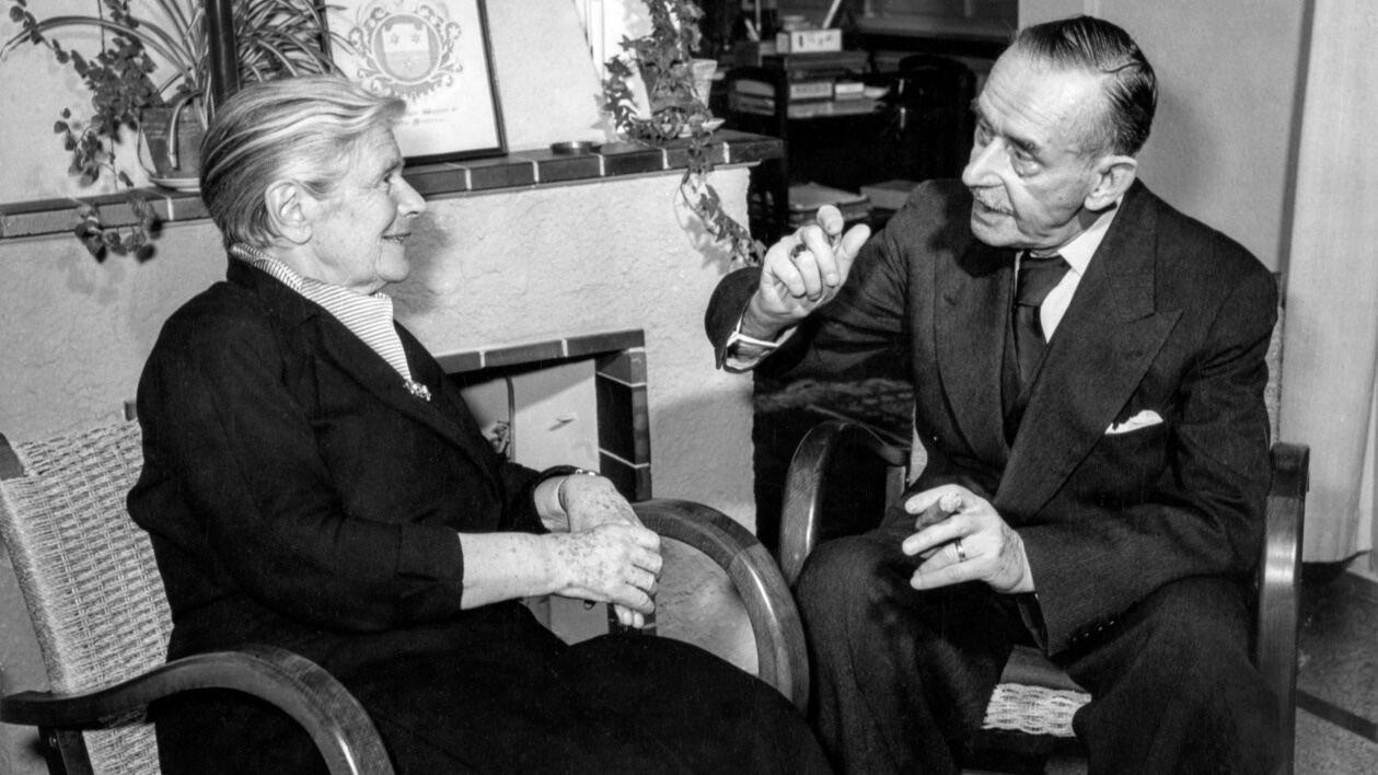 Der Schriftsteller Thomas Mann, rechts, und seine Ehefrau Katia Mann, links, aufgenommen im Jahre 1953 in ihrem Heim in Erlenbach. Bild: Keystone