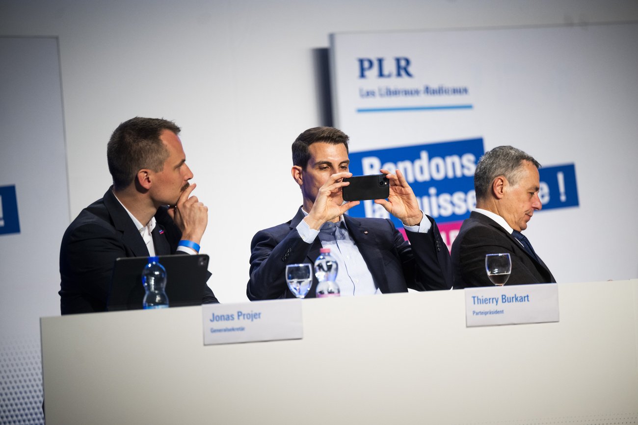 Das Führungsduo, das sich durchgesetzt hat: Präsident Thierry Burkart (Mitte) und Generalsekretär Jonas Projer (links) an einer Delegiertenversammlung der FDP mit Bundesrat Ignazio Cassis. Bild: Keystone