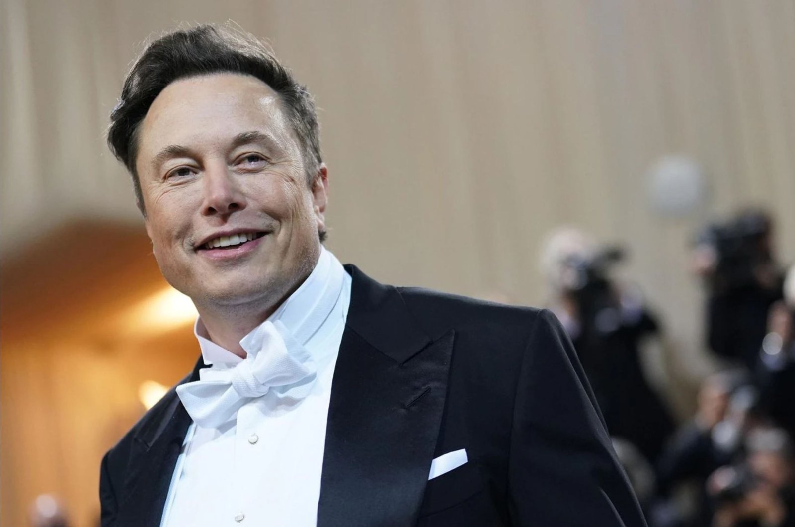 Elon Musk hat Twitter für 44 Milliarden Dollar erworben. Jeder einzelne Dollar wird ihm jetzt vorgehalten.