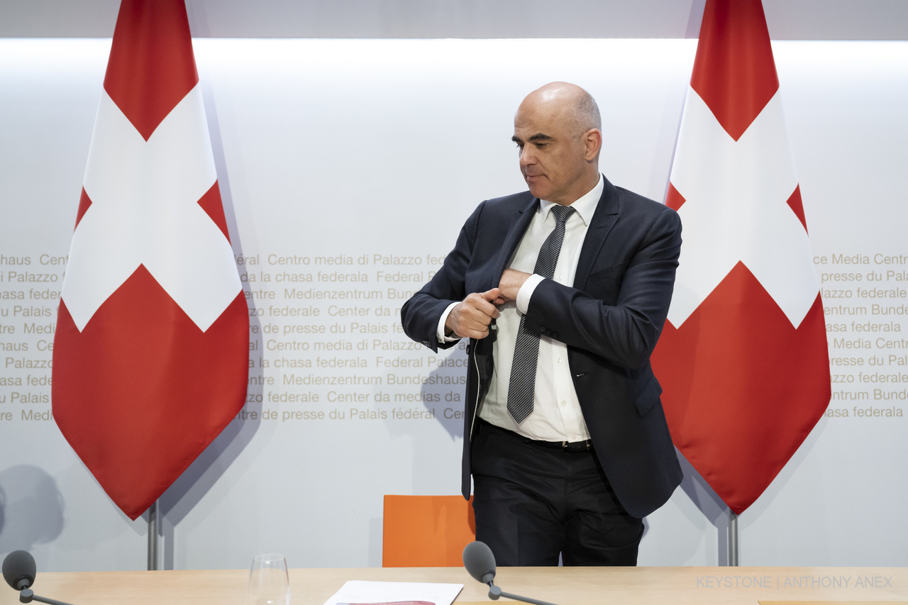 Bundesrat Alain Berset nach der Pressekonferenz für die Verlängerung des Covid-19-Gesetzes. (Bild: Keystone)