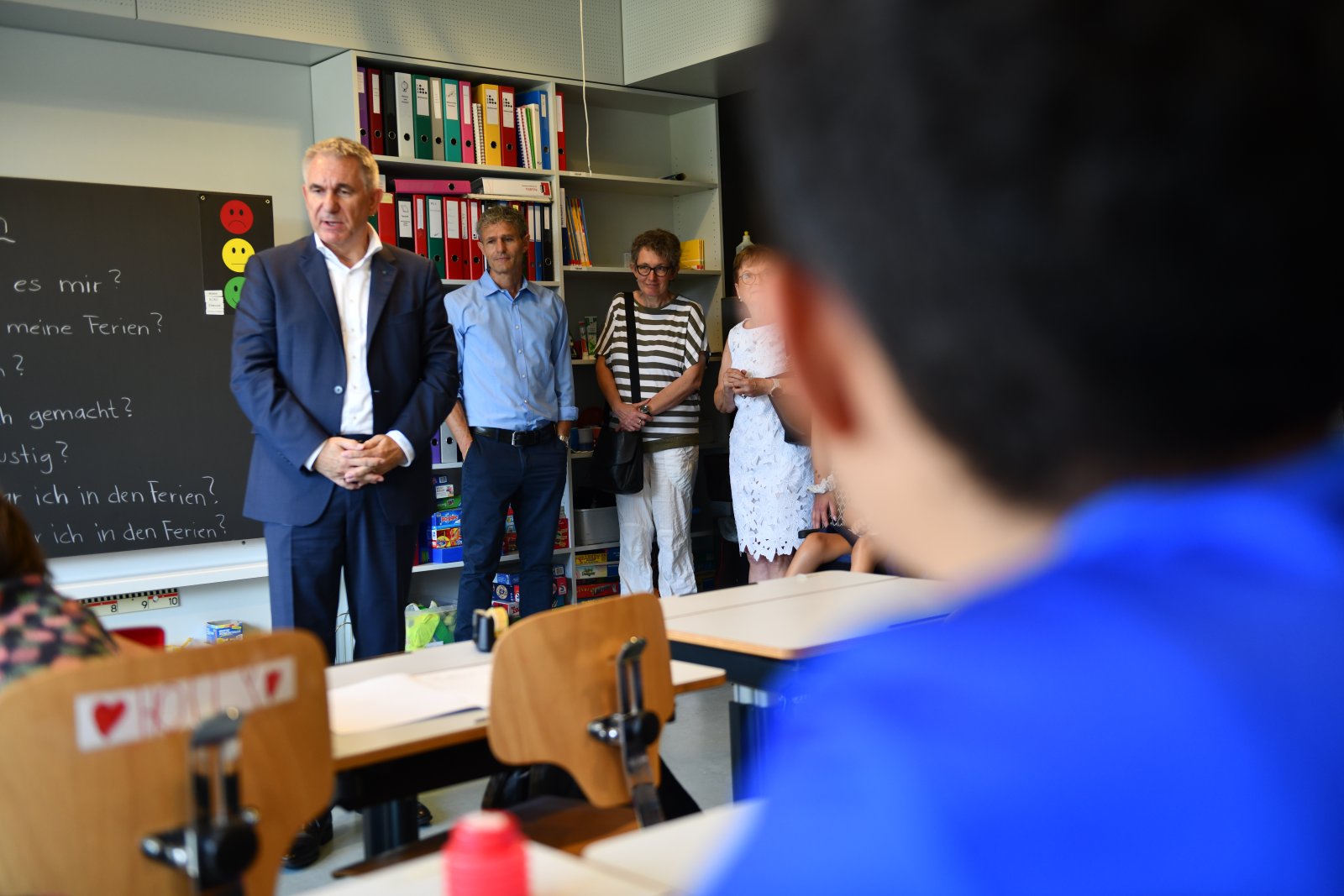 Der Aargauer Bildungsdirektor besucht mit seiner Direktion die Heilpädagogische Schule in Wettingen. (Foto D. Wahl)