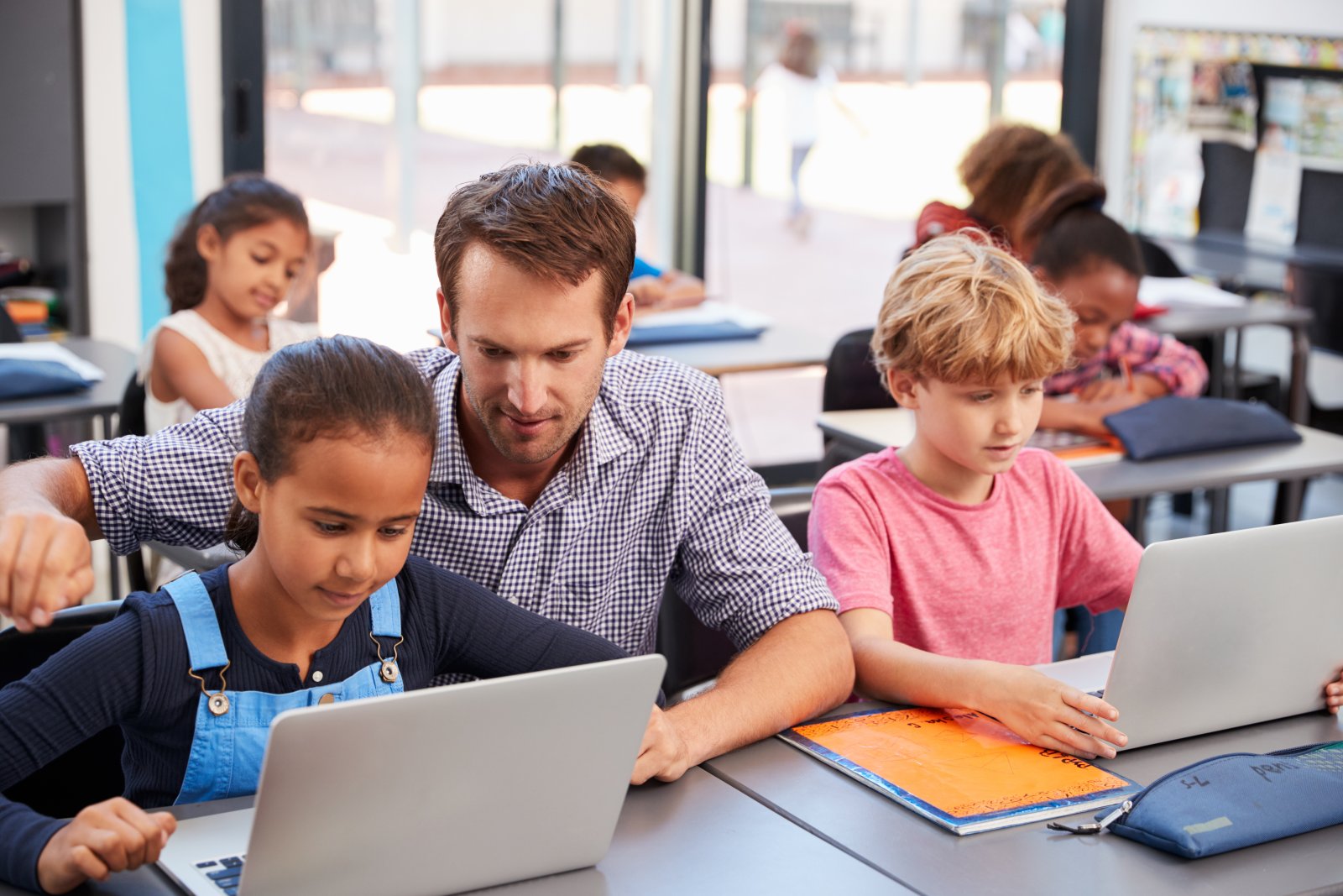 Ist es gut, wenn Kinder auch noch in der Schule Zeit mir elektronischen Geräten verbringen? Foto: shutterstock