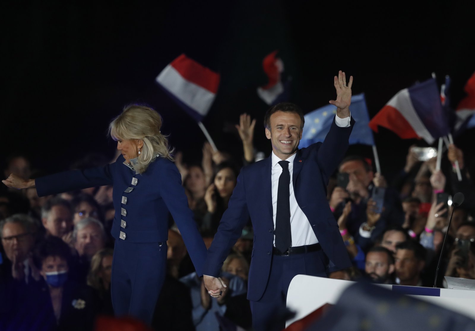 Emmanuel Macron und seine Frau Brigitte nehmen den Jubel ihrer Anhänger entgegen. (Bild: Keystone)