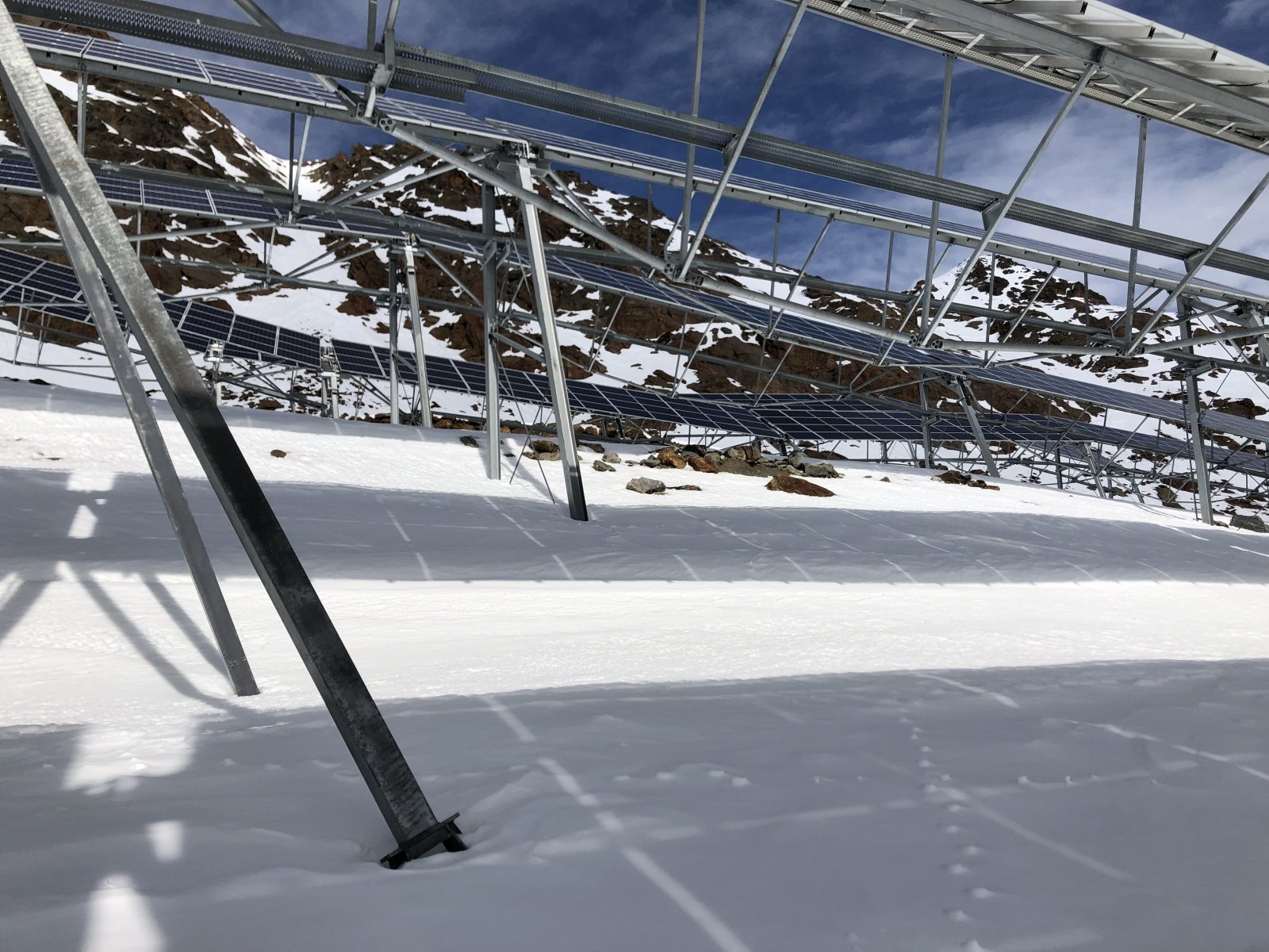 Die Panels der Solaranlage im Tiroler Pitztal ragen bis zu sieben Meter in die Höhe. Bild: Reichmuth