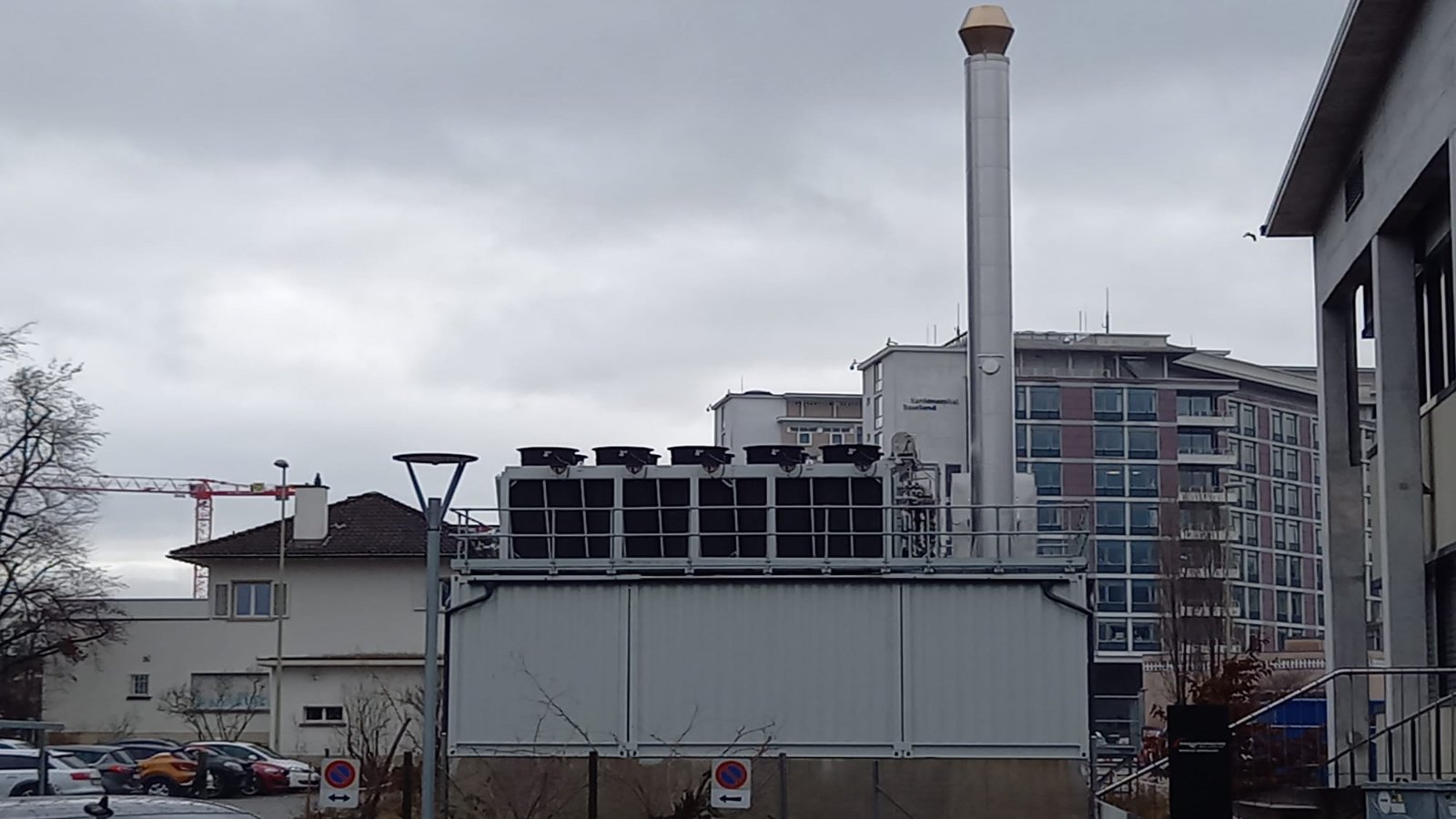 Die fossil betriebene Notstromgruppe des Kantonsspital Liestal trug zur Netzstabilisierung bei. (Bild: zVg)