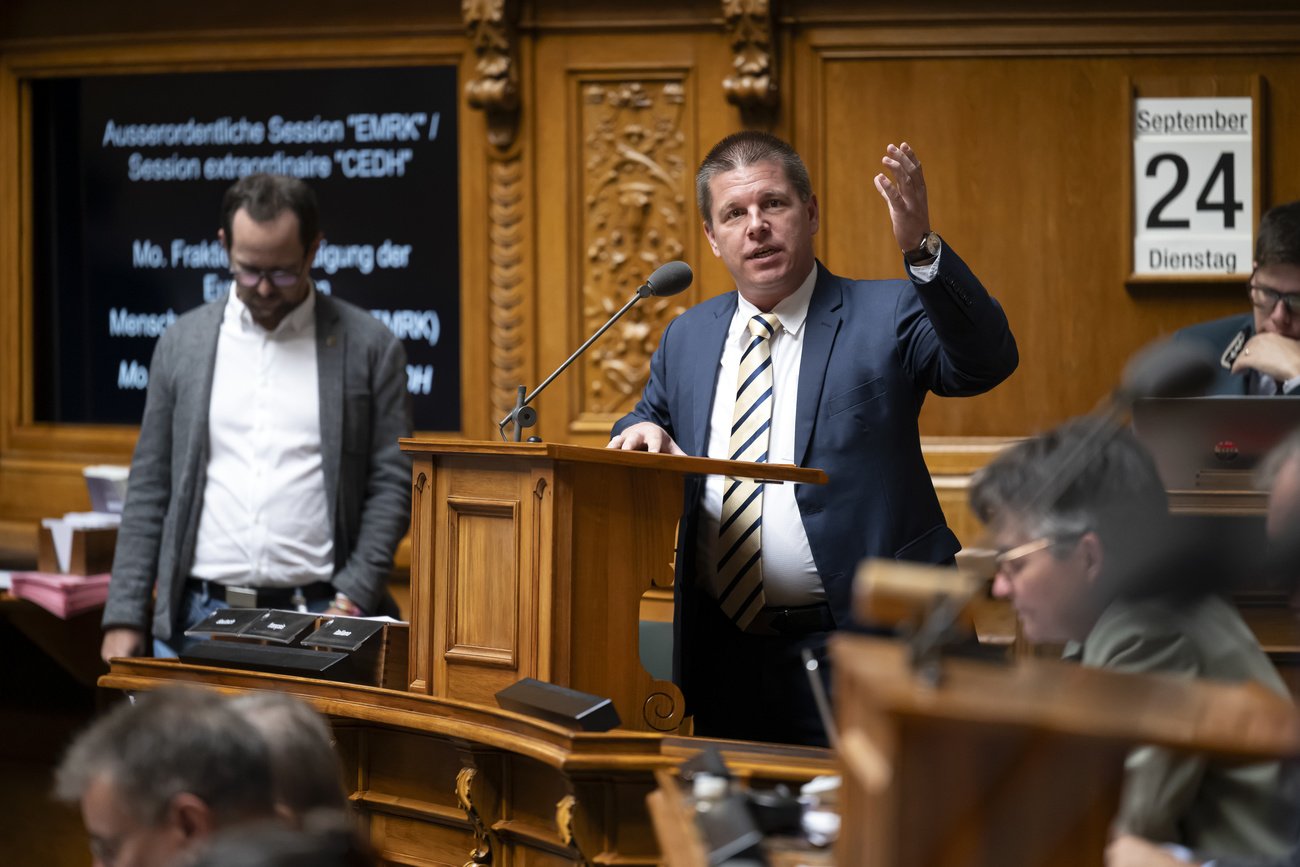 Der Berner SVP-Nationalrat Erich Hess stellt eine Frage im Nationalrat. Bild: Keystone