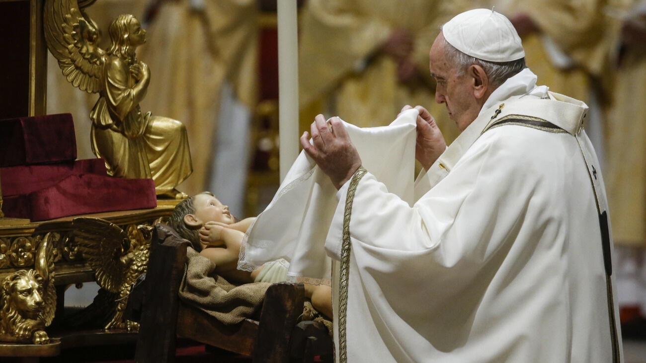 Papst Franziskus mit einer Figur des Christkinds. Bild: Keystone