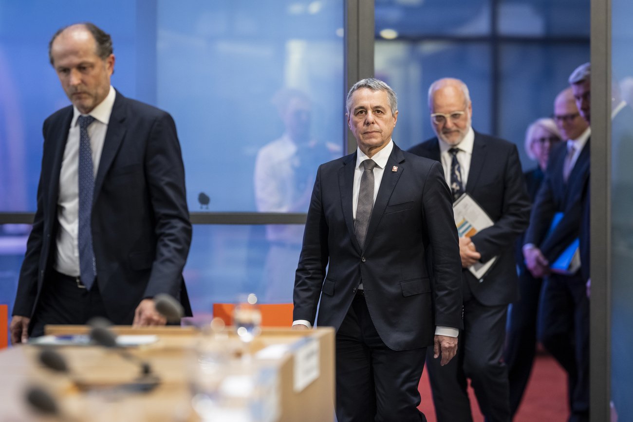 Aussenminister tritt als einziger Vertreter des Bundesrats zur Pressekonferenz zum neuen EU-Vertragspaket an. Bild: Keystone