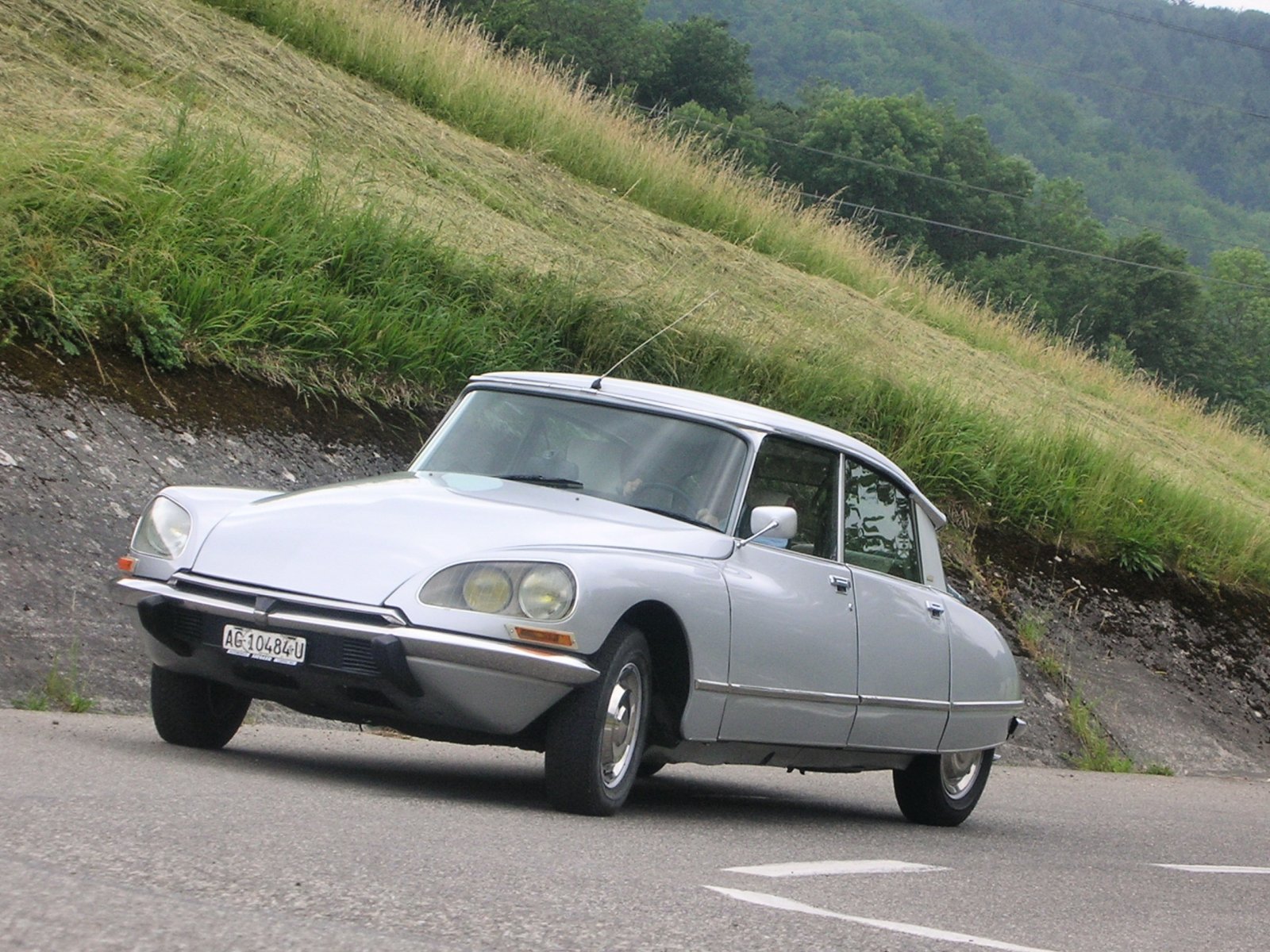 23 Jahre praktisch unverändertes Erscheinungsbild; Citroen DS, im Bild die letzte Ausführung als DS 23 mit Benzineinspritzung und drehenden Scheinwerfern.