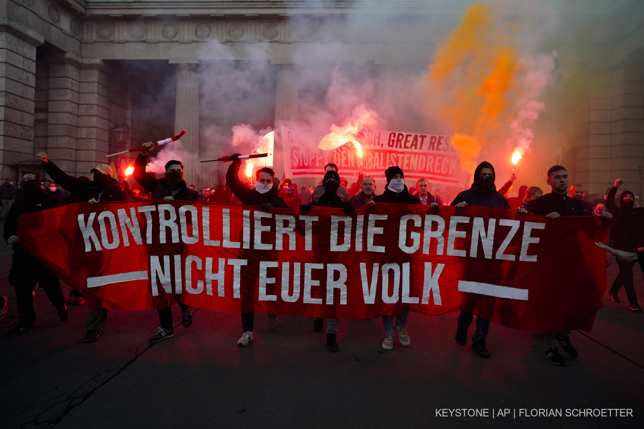 Lockdown und Impfpflicht lösen in Wien heftige Demonstrationen aus. Foto: Keystone