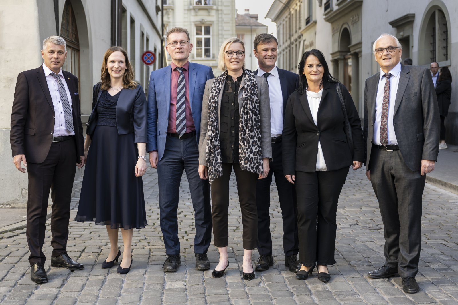 Der Berner Regierungsrat der nächsten vier Jahre (von links nach rechts): Christoph Ammann (SP), Evi Allemann (SP), Christoph Neuhaus (SVP), Astrit Bärtschi (Die Mitte, neu), Philippe Müller (FDP), Christine Häsler (Grüne), Pierre-Alain Schnegg (SVP). (Bild: Keystone)