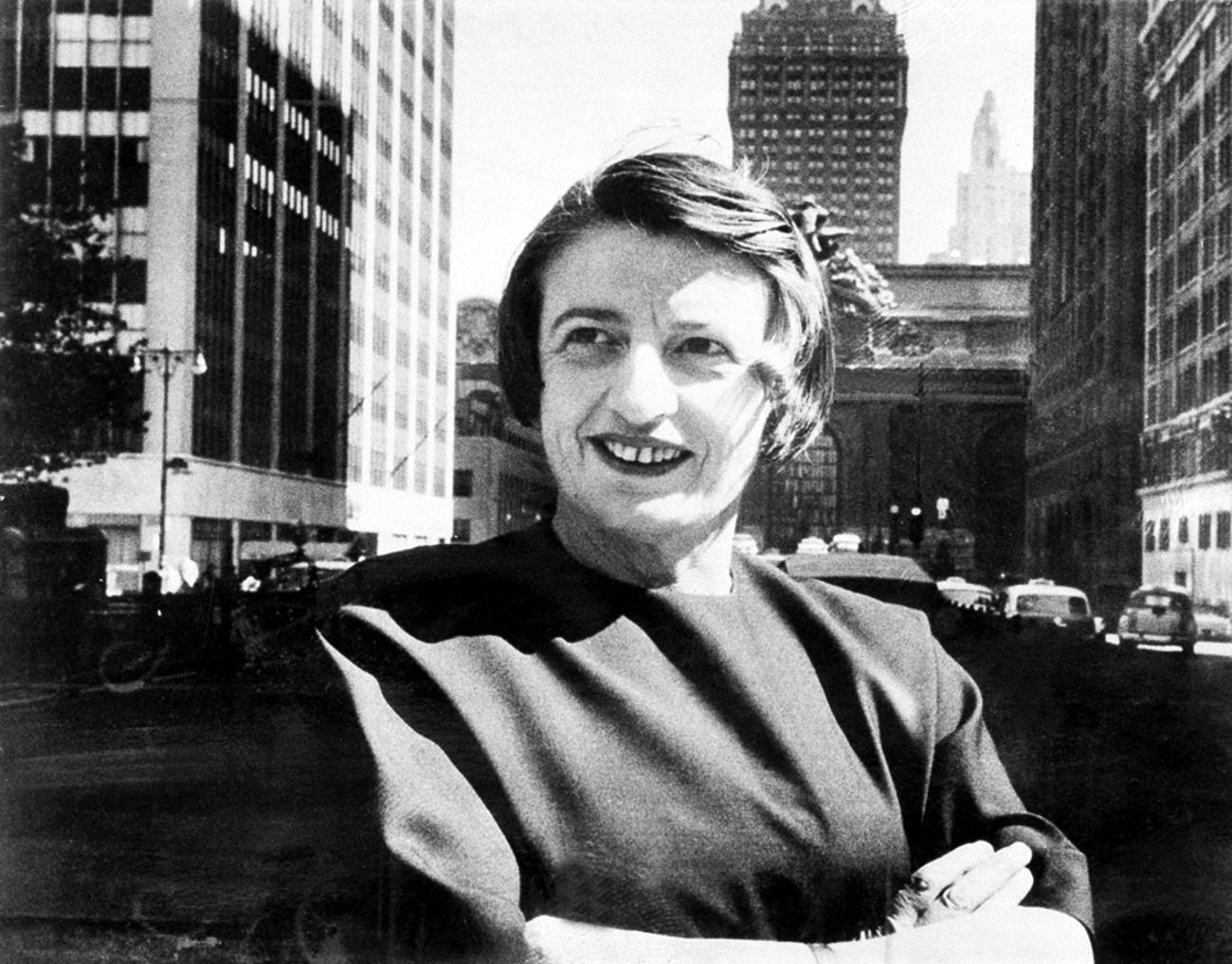 Ayn Rand im Jahr 1962 in Manhattan und «The Grand Central Terminal Building» im Hintergrund. Bild: Keystone