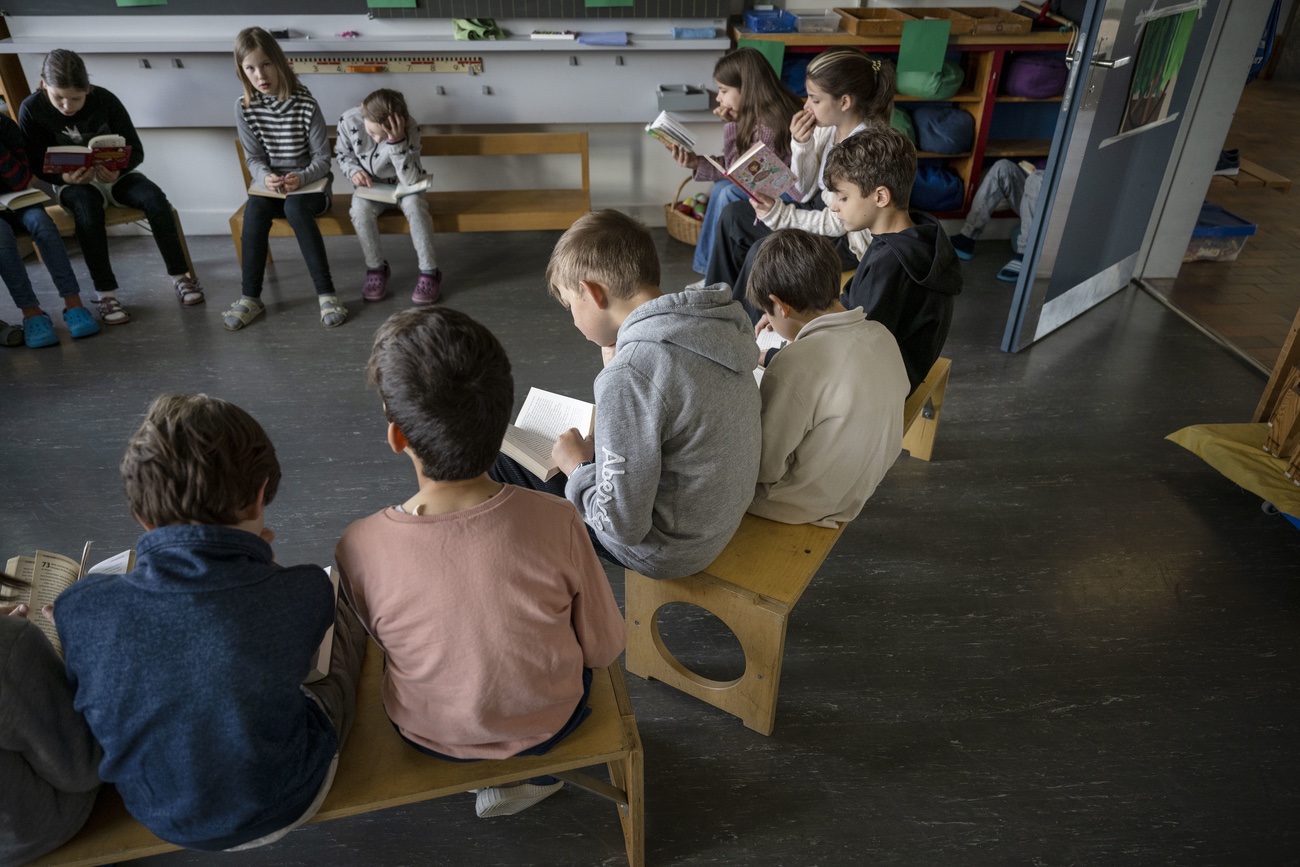 Junge Schweizer beim Entziffern eines Textes. Bild: Keystone