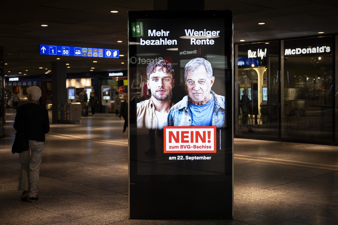 Erbitterter Abstimmungskampf: Kampagne der Gegner der BVG-Reform im Bahnhof Bern. Bild: Keystone