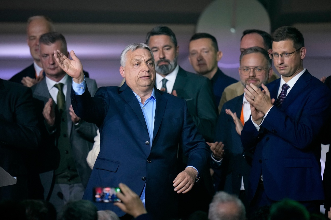 Viktor Orban sprach am Wahlabend zu seinen Anhängern. Der ungarische Regierungschef musste eine empfindliche Niederlage zugeben. Bild: Keystone