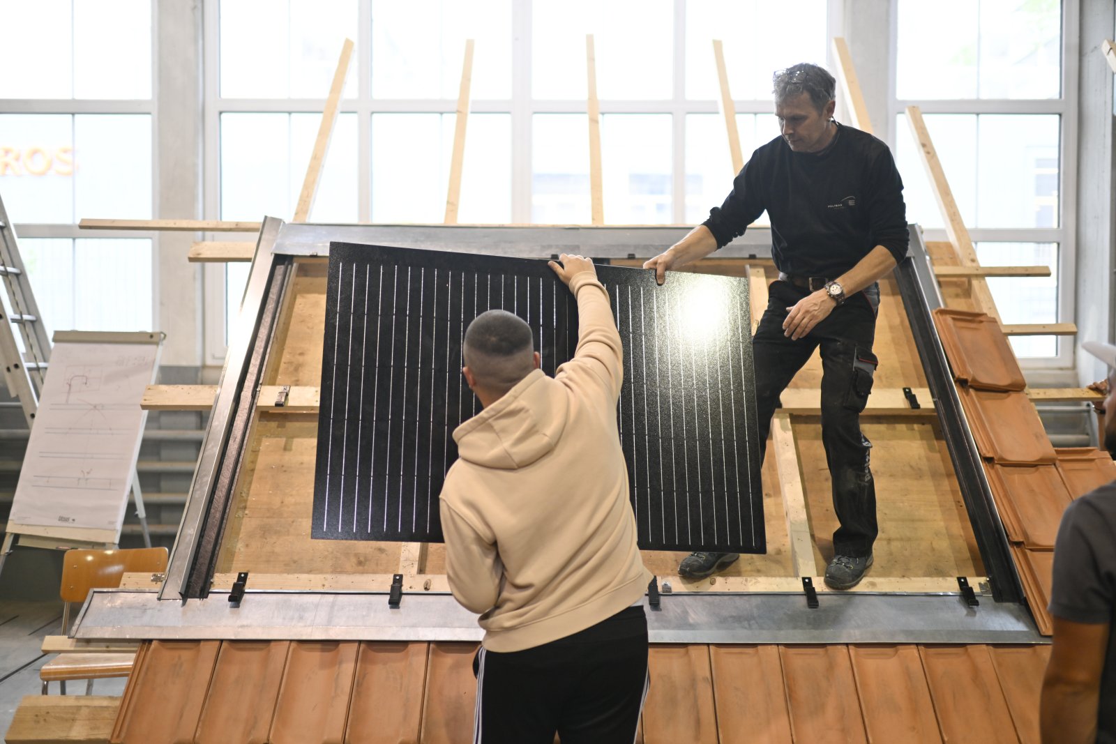 Die Solar-Installateure in der Schweiz arbeiten am Anschlag. Bild: Keystone