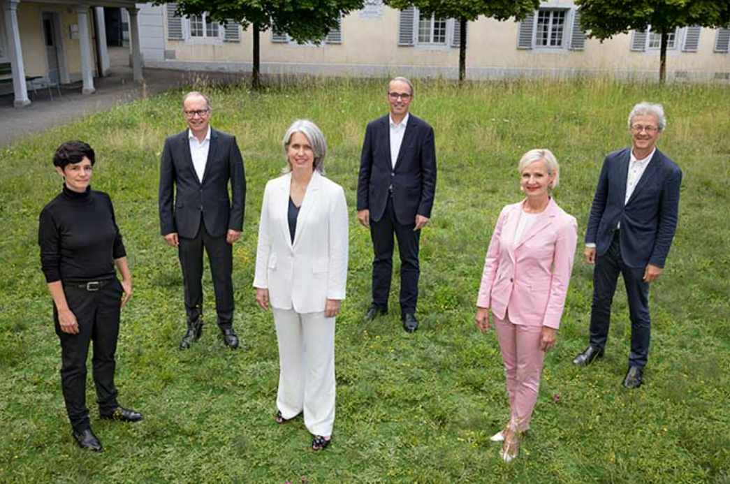 Der Stadtrat Luzern verbietet den Begriff «Klimawandel» in offiziellen Dokumenten, da verharmlosend. Von links nach rechts: Michèle Bucher (Stadtschreiberin), Martin Merki (FDP), Franziska Bitzi Staub (Mitte), Beat Züsli (SP), Manuela Jost (GLP), Adrian Borgula (Grüne). Bild: Stadt Luzern