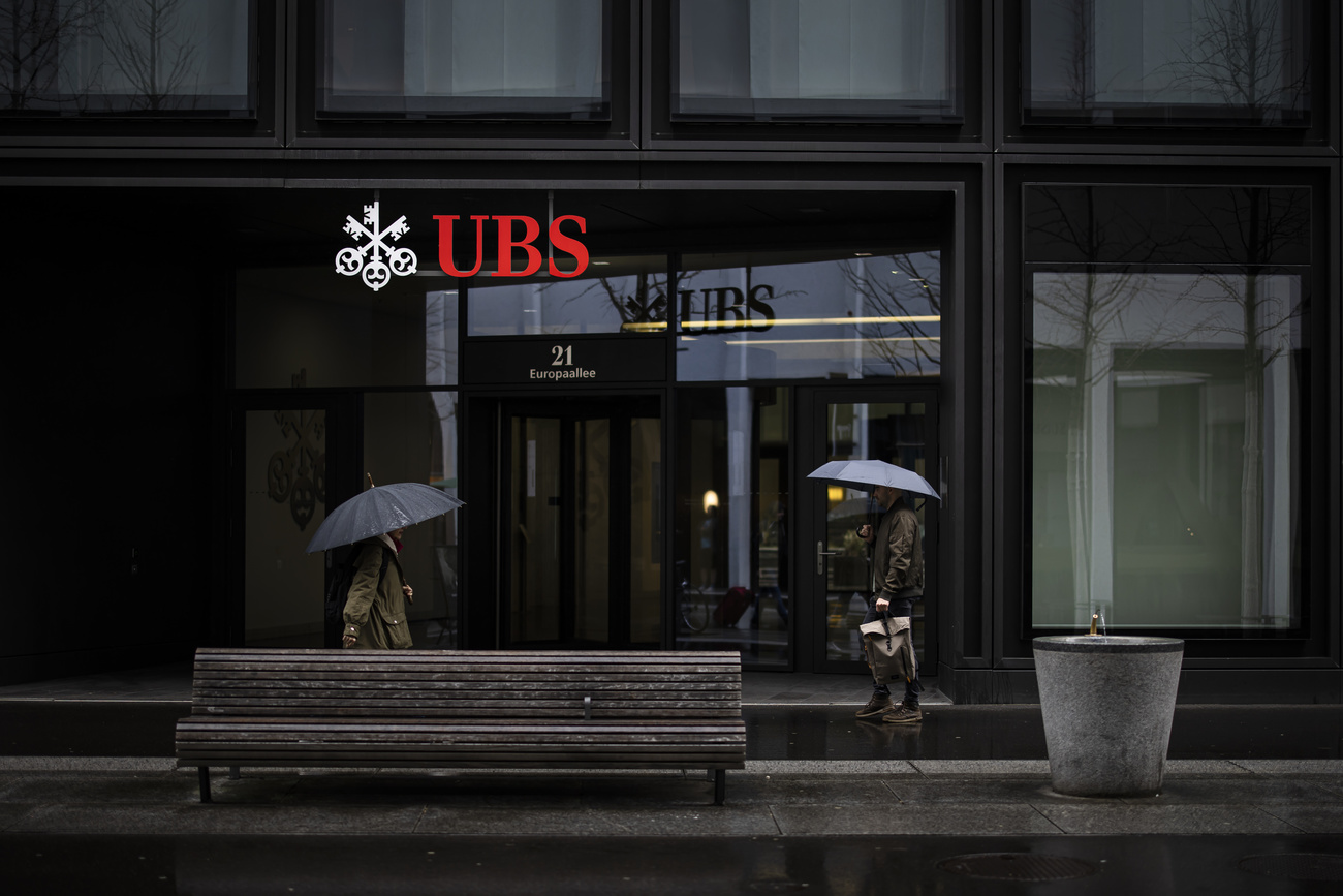 Regenwetter vor der UBS. (Bild: Keystone)