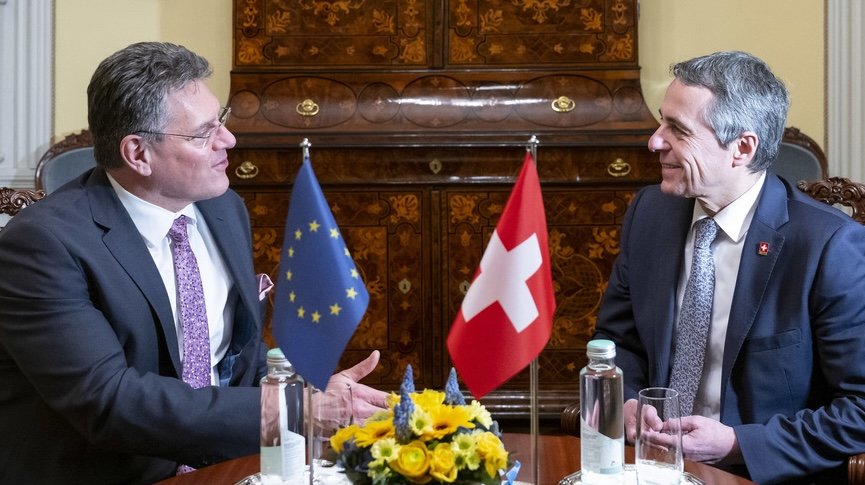 Bundesrat Ignazio Cassis begrüsst Maros Sefcovic, Vizepräsident der Europäischen Kommission, bei einem Arbeitsbesuch in Bern. Bild: Keystone.