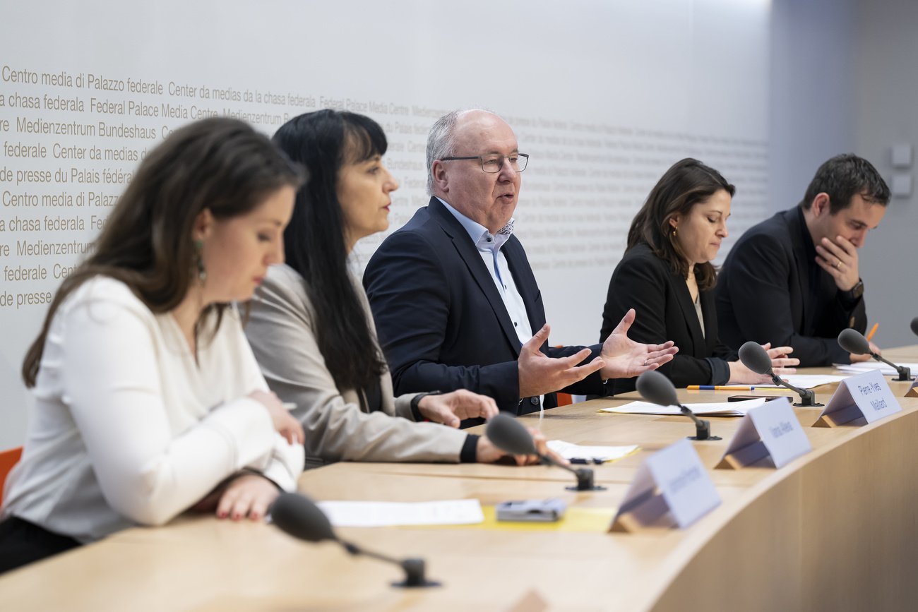 Léonore Porchet, Vania Alleva, Pierre-Yves Maillard, Mattea Meyer und Giorgio Fonio bei der Medienkonferenz zur Initiative für eine 13. AHV-Rente. Bild: Keystone